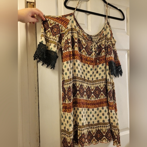 Charlotte Russe Dresses & Skirts - Cut out shoulder/off shoulder dress lace details on arms size 1x Charlotte Russe